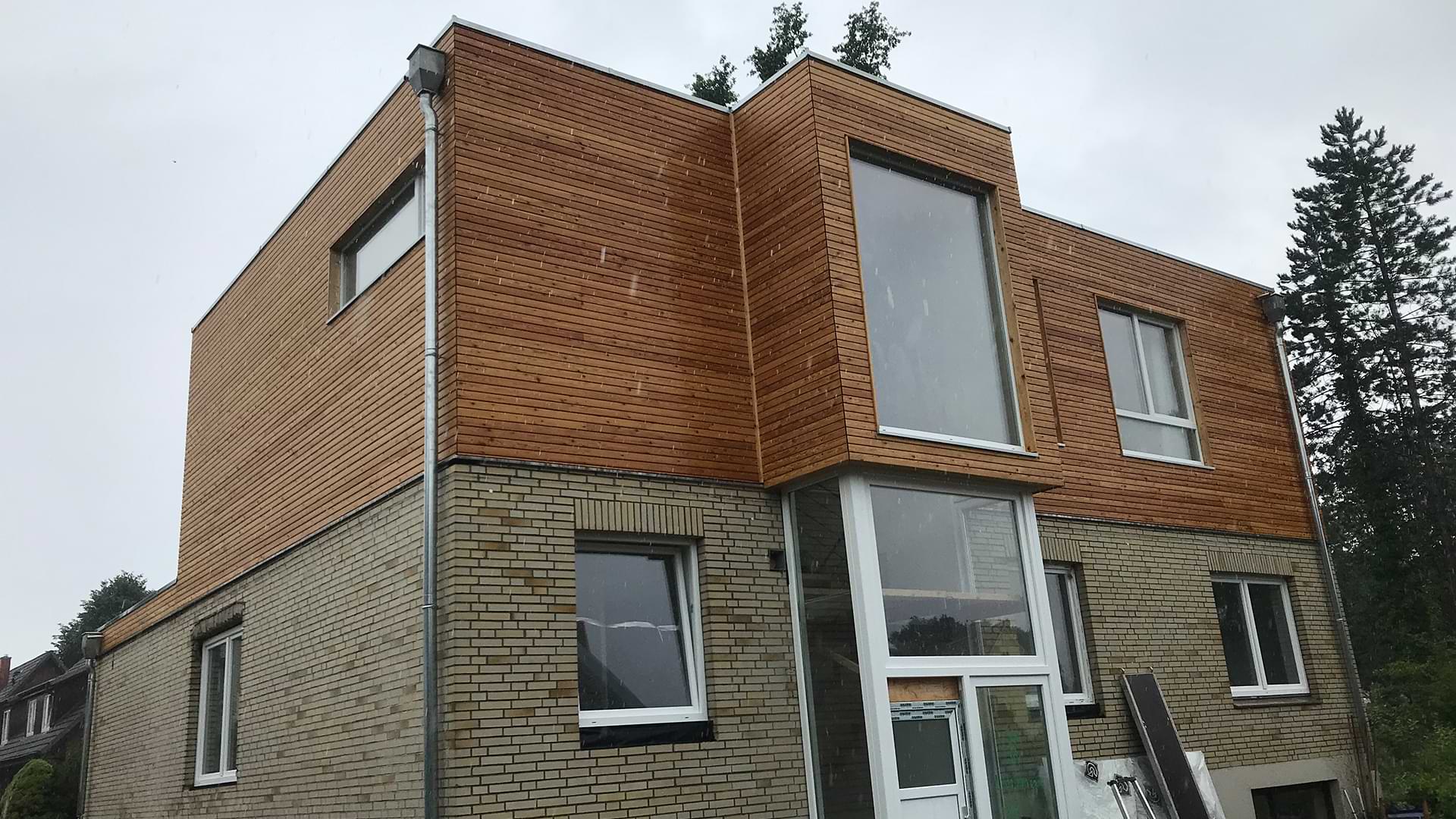 Aufstockung in Holzrahmenbauweise mit Lärchenfassade – Projekt Wedel