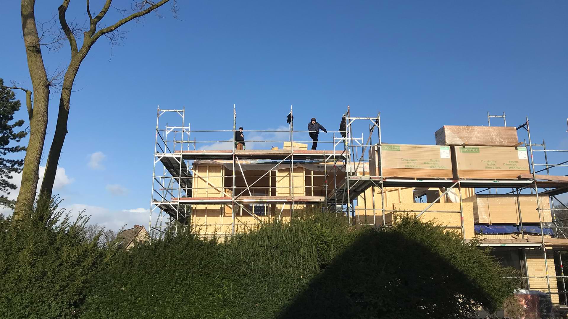 Aufstockung in Holzrahmenbauweise mit Lärchenfassade – Projekt Wedel