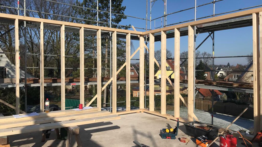 Aufstockung in Holzrahmenbauweise mit Lärchenfassade – Projekt Wedel