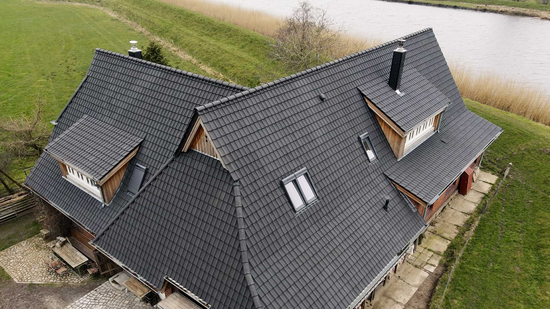 Dachsanierung mit neuen Schleppdachgauben – Projekt Westermoor