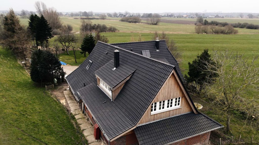 Dachsanierung mit neuen Schleppdachgauben – Projekt Westermoor