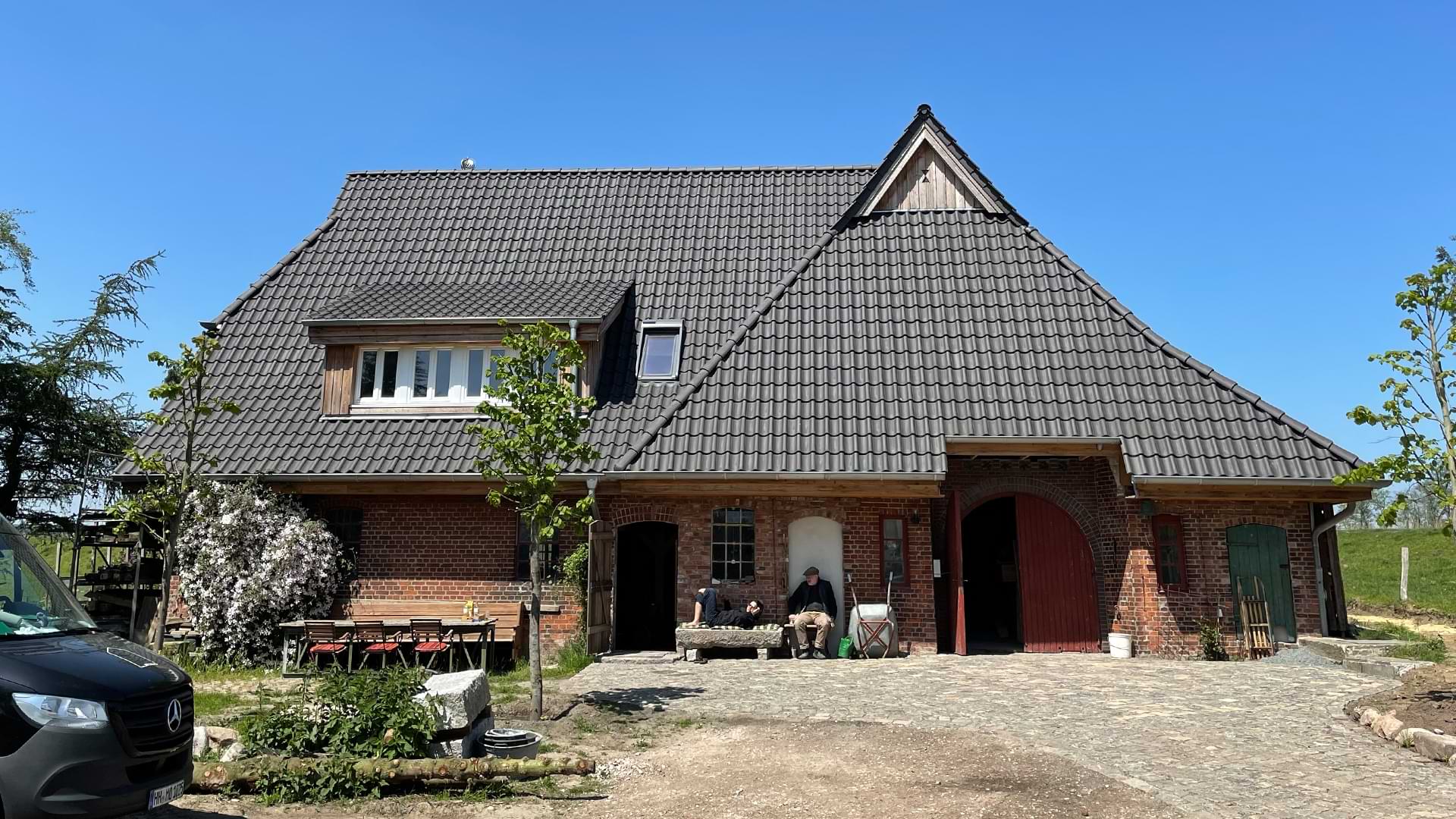 Dachsanierung mit neuen Schleppdachgauben – Projekt Westermoor (nachher)