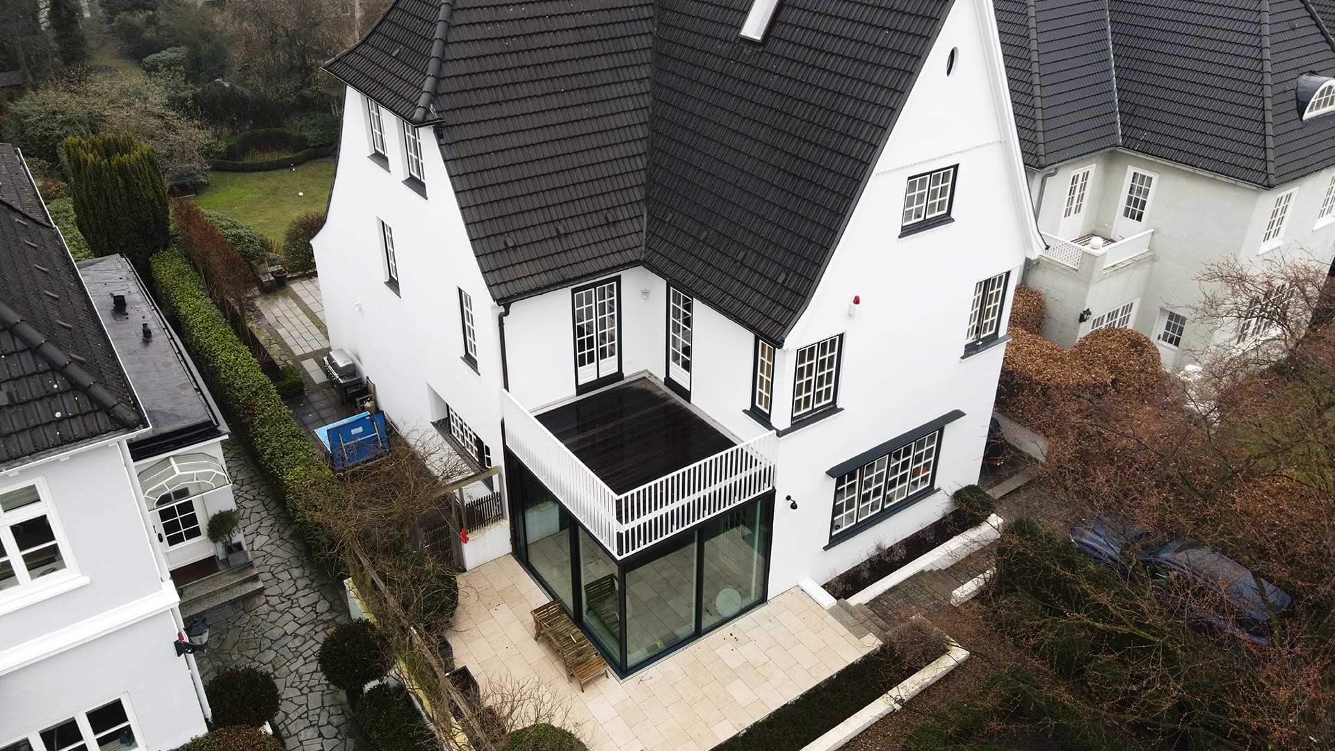 Holzkonstruktion mit Terrasse und Geländer – Projekt Blankenese