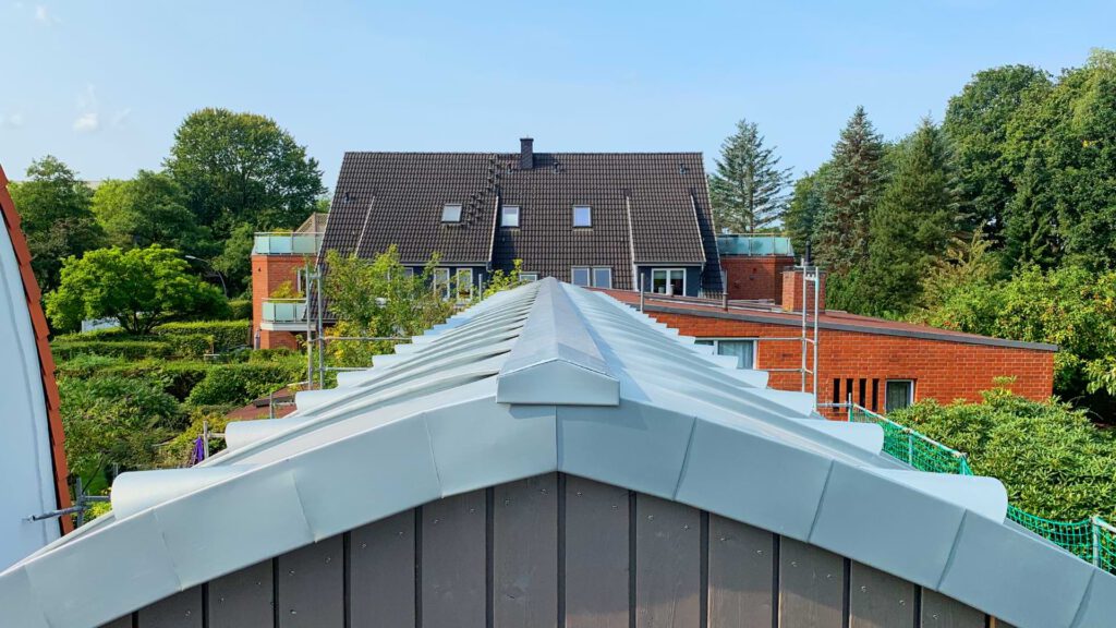 Neubau in Holzrahmenbauweise mit gebogenem Titanzinkdach – Projekt Hummelsbüttel