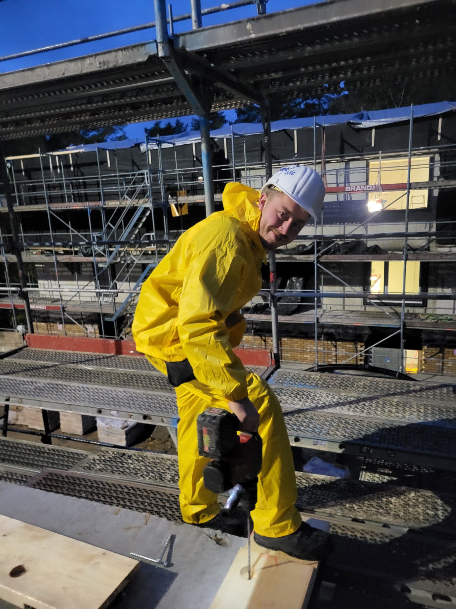 Zimmerer bei der Montage auf der Baustelle