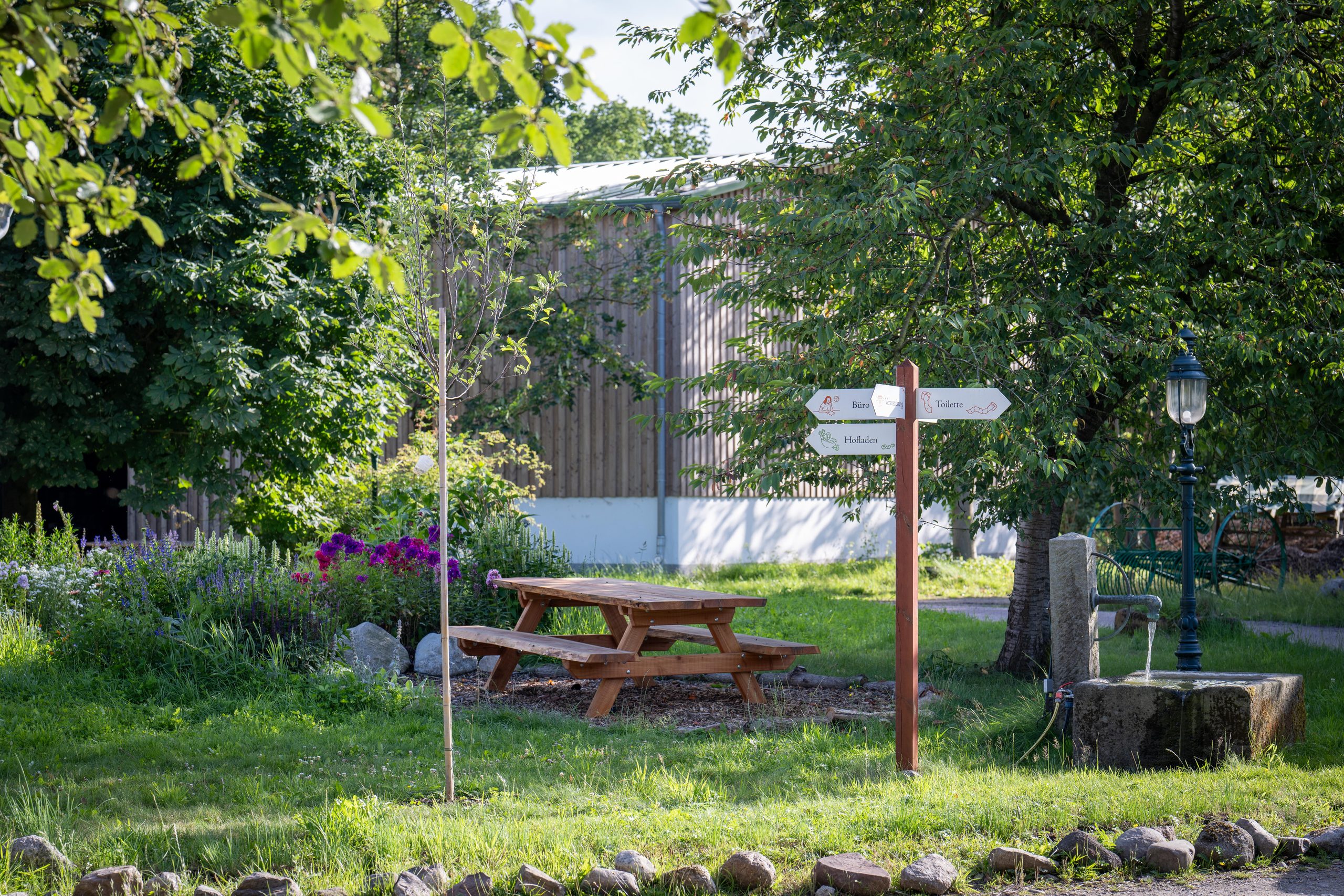 Haidehof, Ansicht des sanierten Gebäudes in Holzbauweise