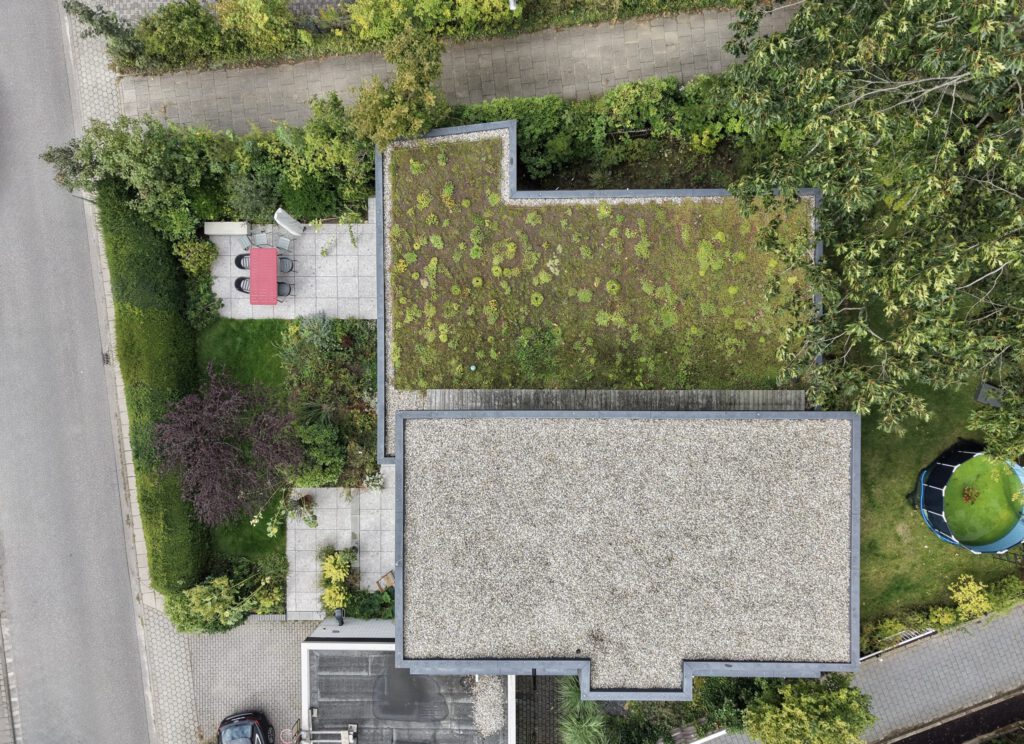 Gründach des Holzbauprojekts in Lurup von oben