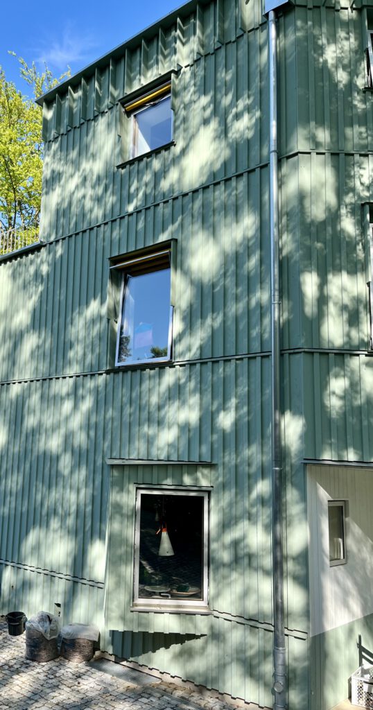 Detail der Holzfassade mit Fensteröffnung