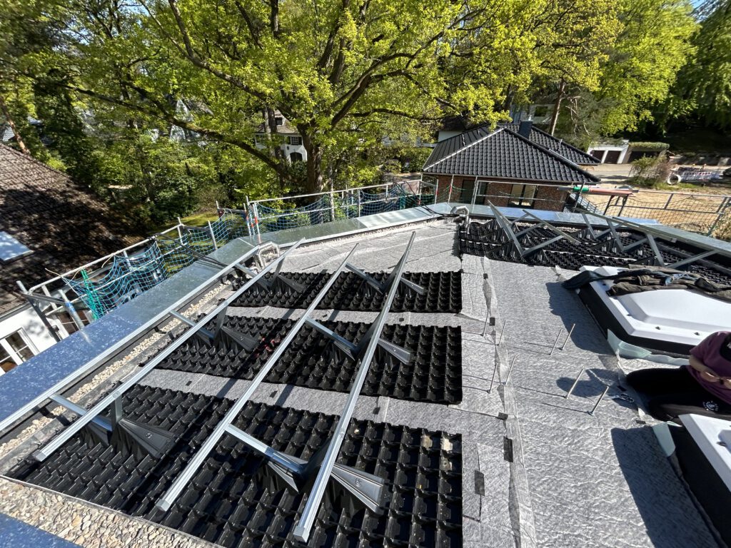 Begrüntes Flachdach mit Photovoltaik auf einem Holzbau