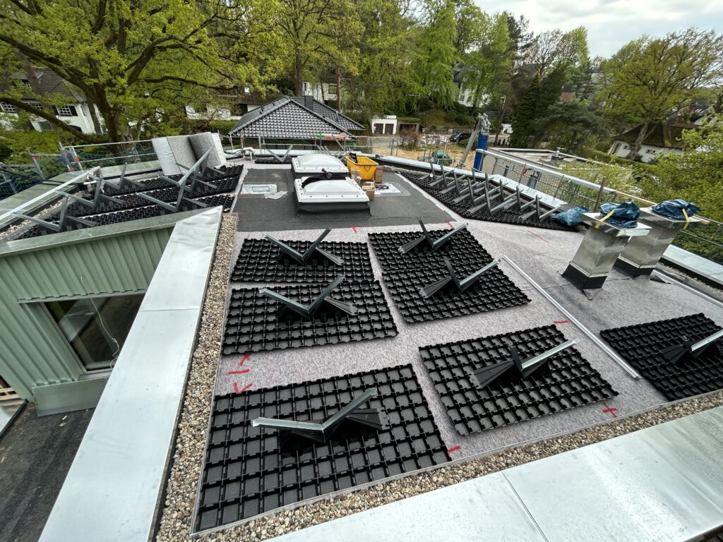 Dachfläche mit Photovoltaikmodulen und Gründach