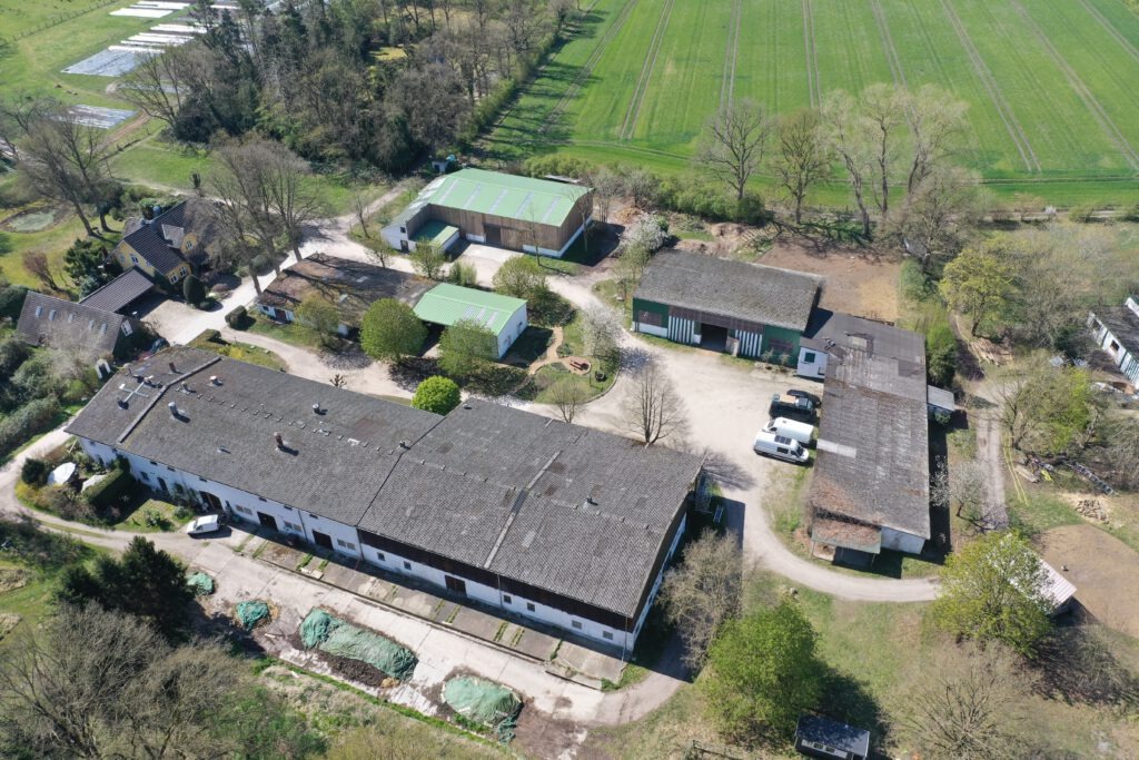 Neue Holzhalle mit Holzfassade auf dem Haidehof, Luftaufnahme