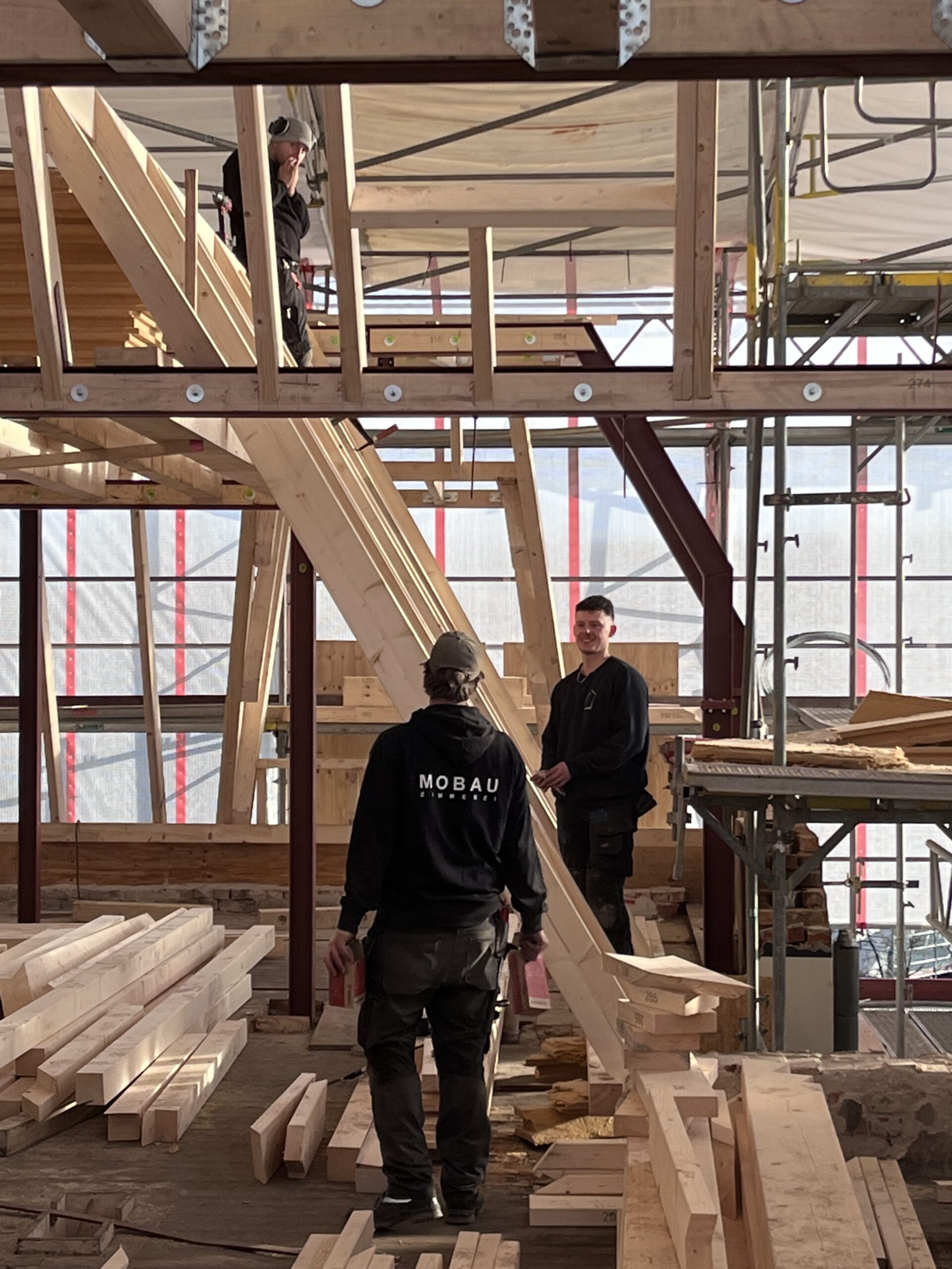 Zimmerer-Team von MOBAU bei der Montage eines Dachstuhls