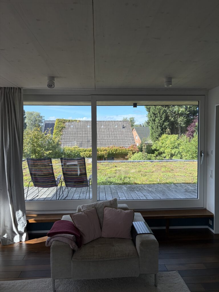 Innenraum mit großem Fenster zum Garten